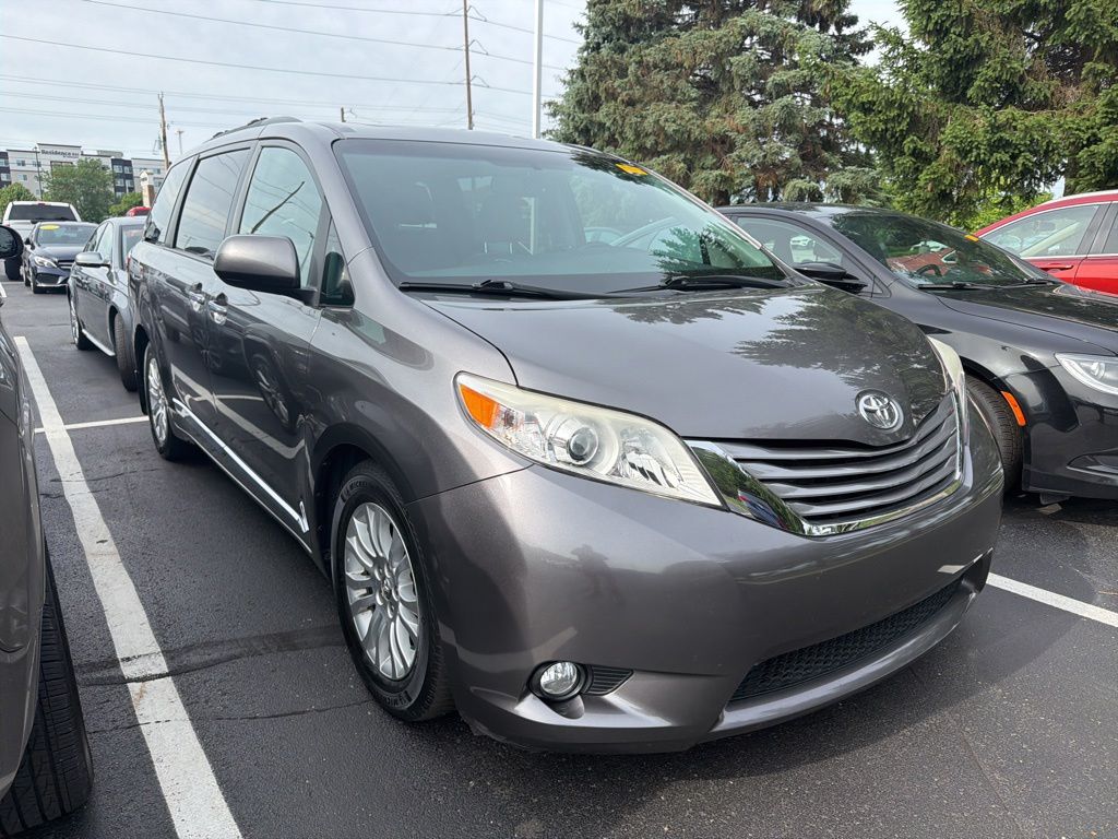 Thumbnail: 2017 Toyota Sienna - 4