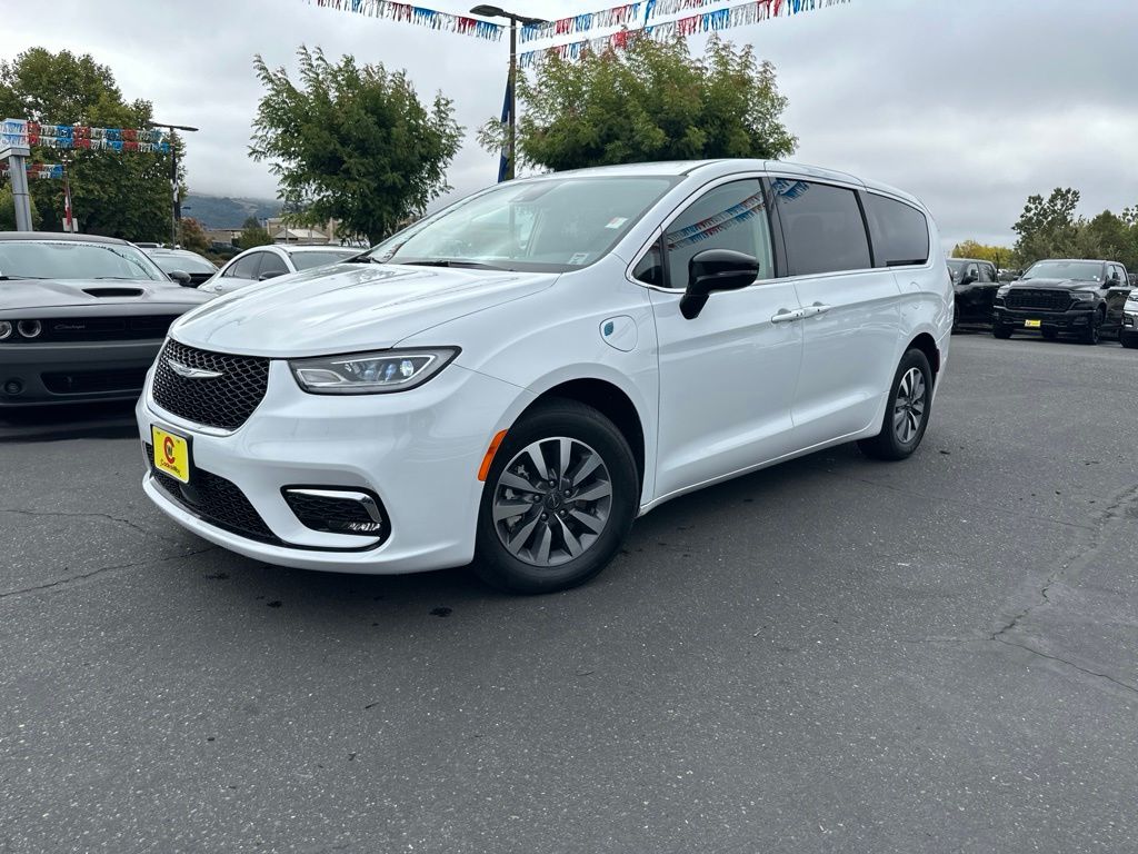 2024 Chrysler Pacifica Hybrid Select