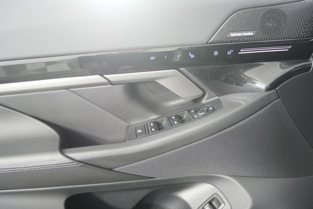 Thumbnail: 2025 BMW 5 Series - 9