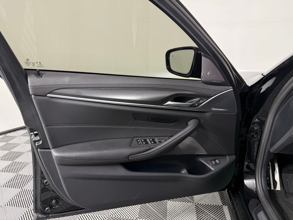 Thumbnail: 2023 BMW 5 Series - 10