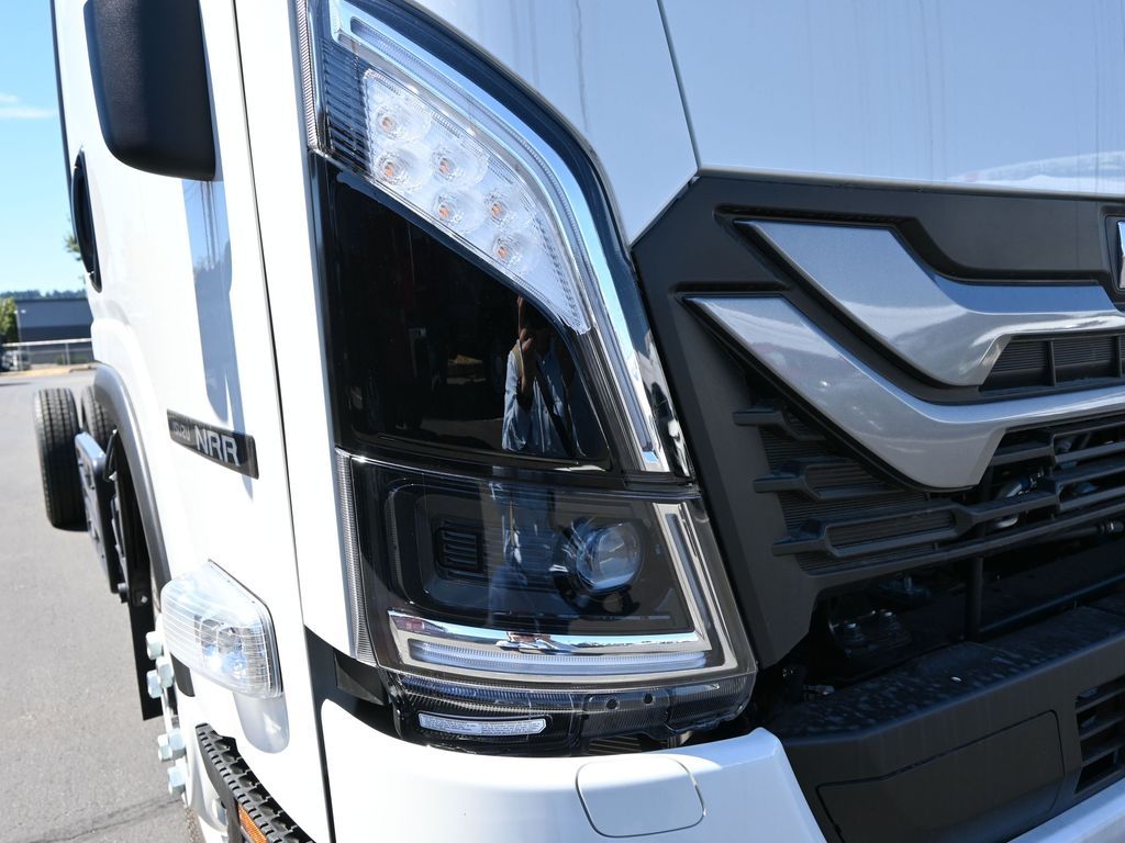 2025 Isuzu NRR 