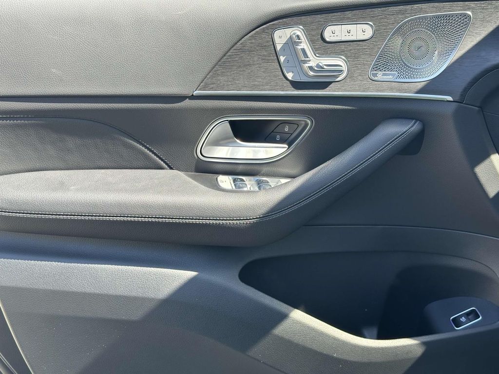 2025 Mercedes-Benz GLS 580 16