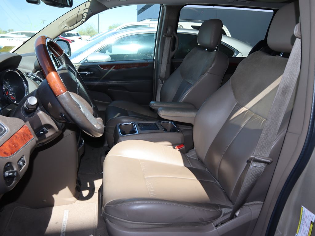 Thumbnail: 2015 Chrysler Town & Country - 9