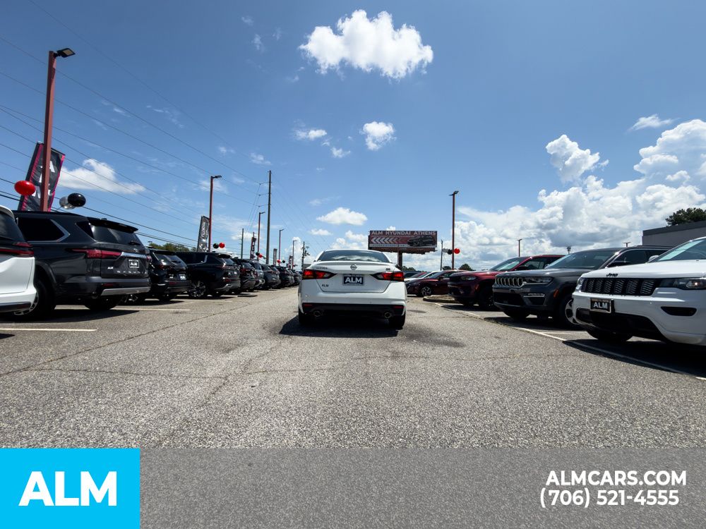 Used 2024 White Nissan 2.5 SR image 6