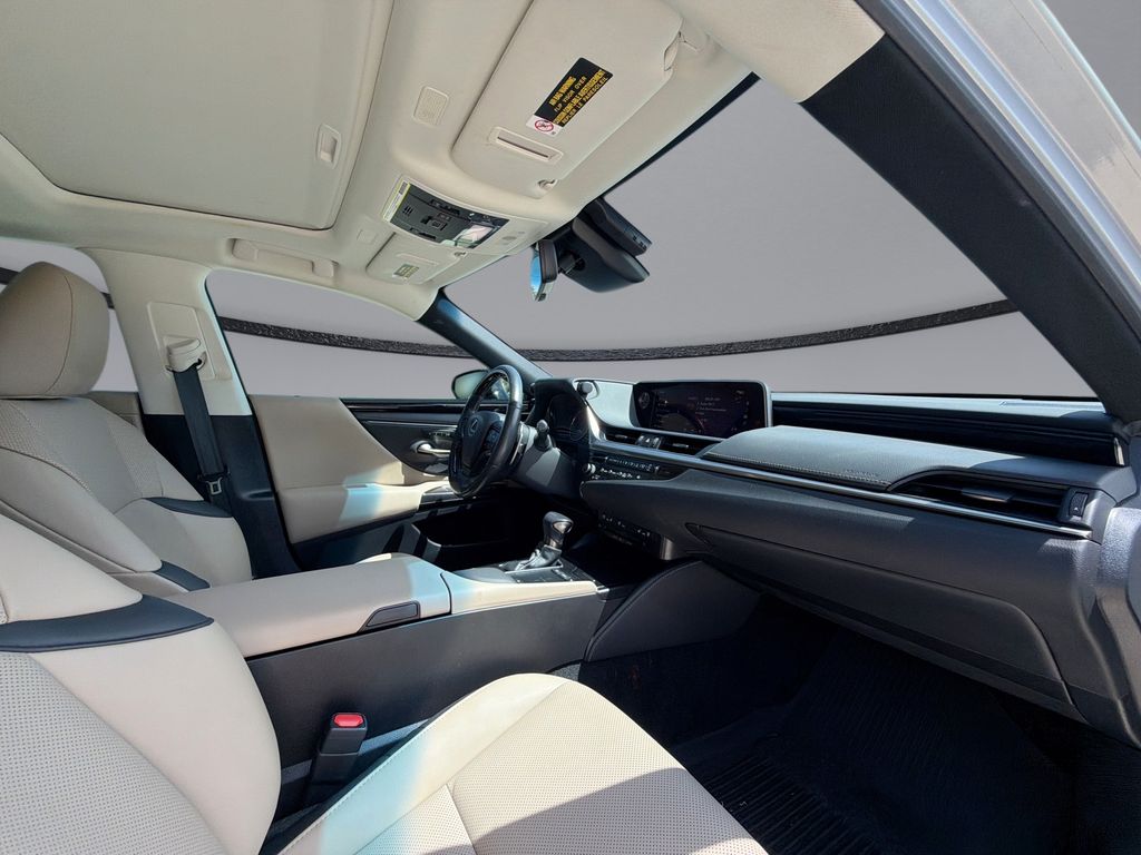 Thumbnail: 2020 Lexus ES - 15