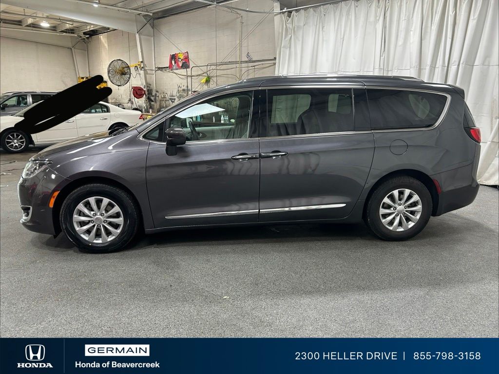 Used 2018 Gray Chrysler Touring L image 5