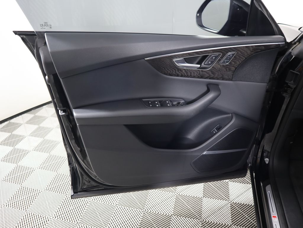 Thumbnail: 2022 Audi Q8 - 25