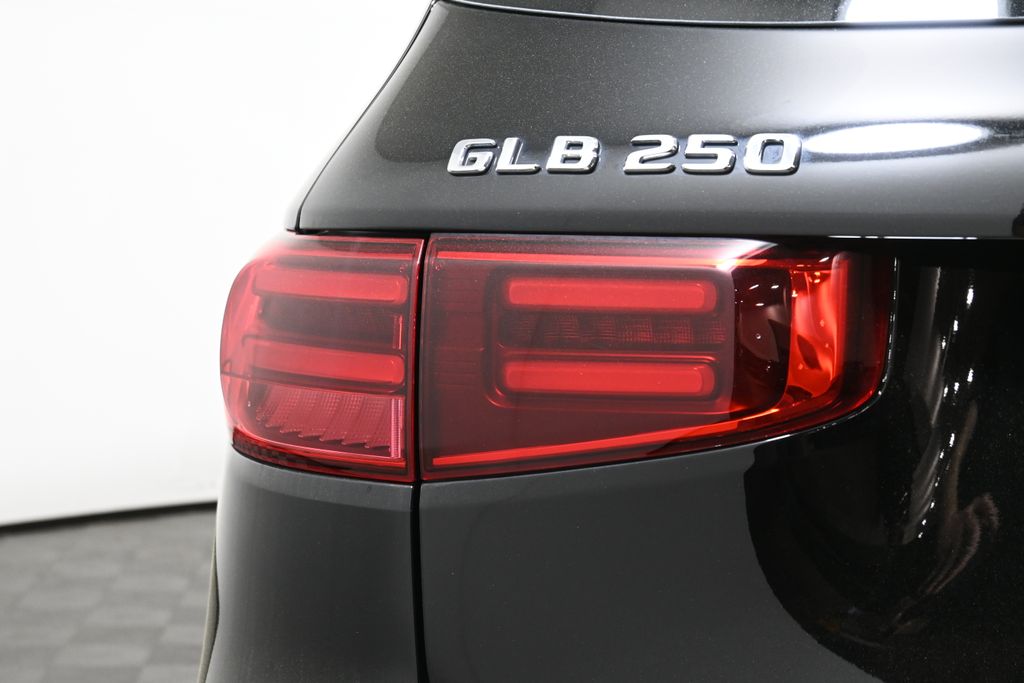 2025 Mercedes-Benz GLB 250 12