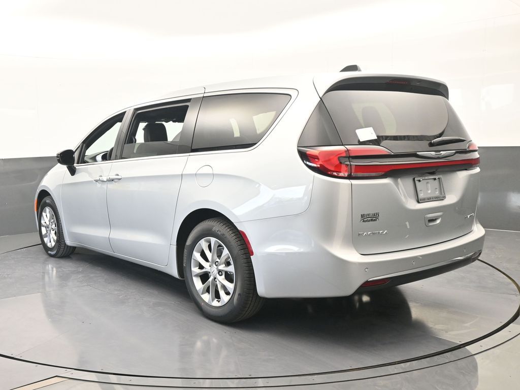 New 2026 Silver Mist Clearcoat Chrysler Limited image 4