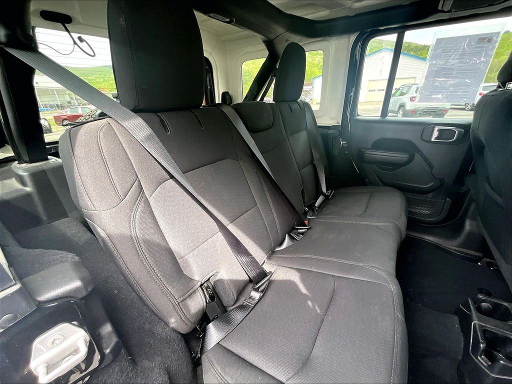 2022 Jeep Wrangler — photo 16