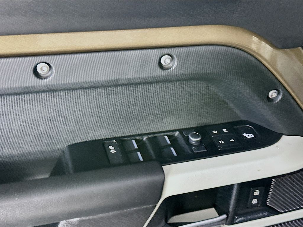 Land RoverDefender 11024