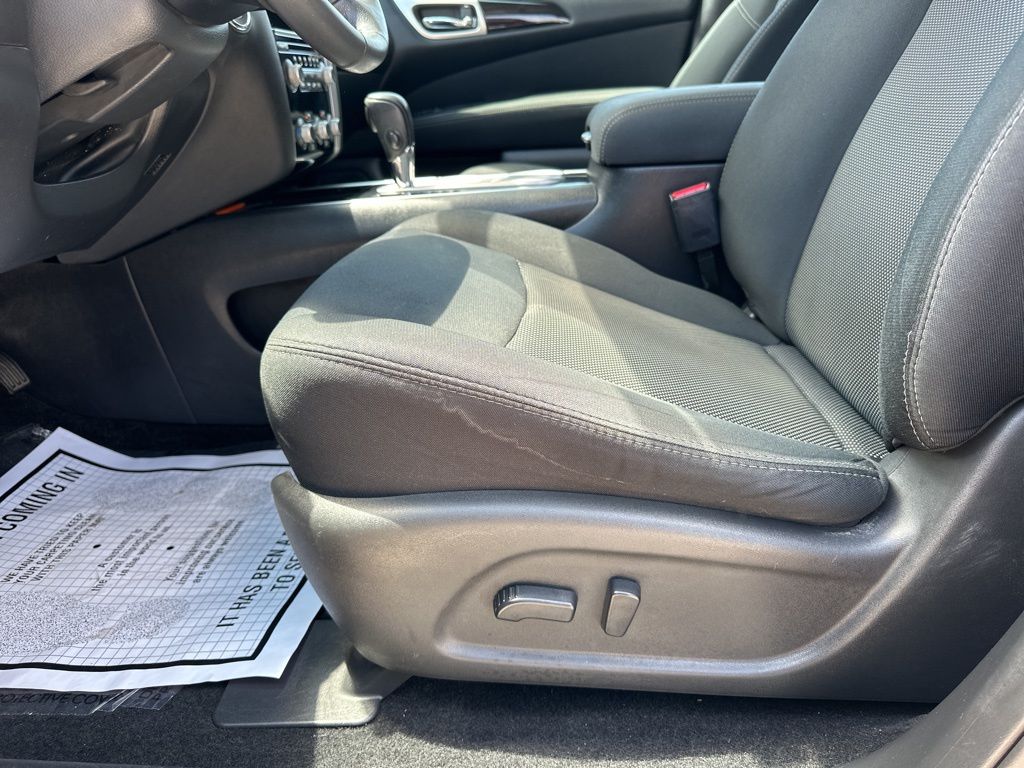 2017 Brilliant Silver Metallic Nissan Pathfinder SV FWD SUV