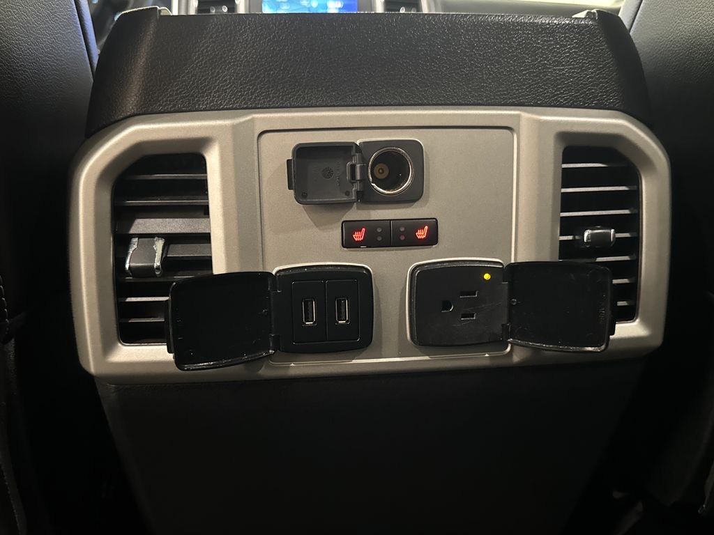 2019 White Platinum Clearcoat Metallic Ford F-150 Lariat 4X4 Truck