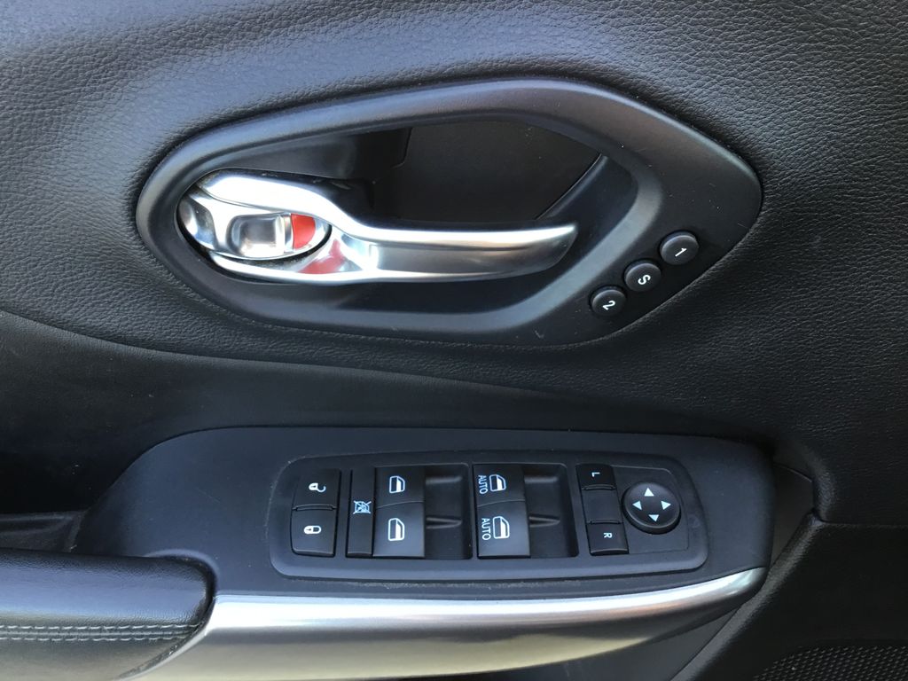 Thumbnail: 2019 Jeep Cherokee - 18