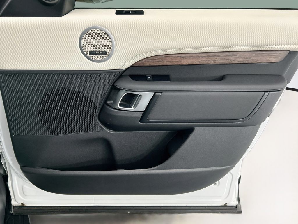 Thumbnail: 2024 Land Rover Discovery - 24