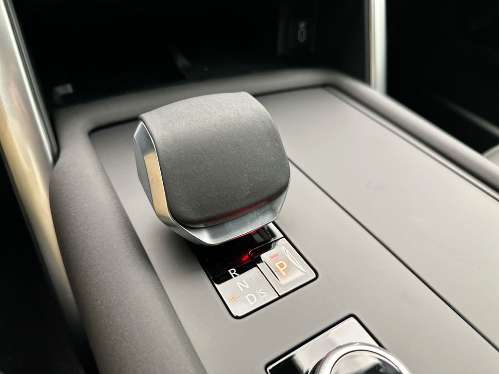 Thumbnail: 2026 Land Rover Discovery - 12