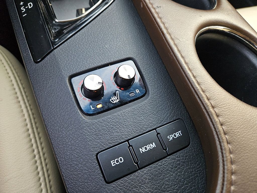 Thumbnail: 2016 Toyota Avalon - 16