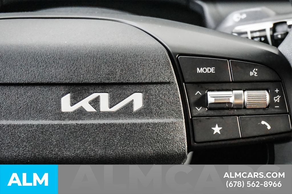 Used 2025 White Kia LXS image 27