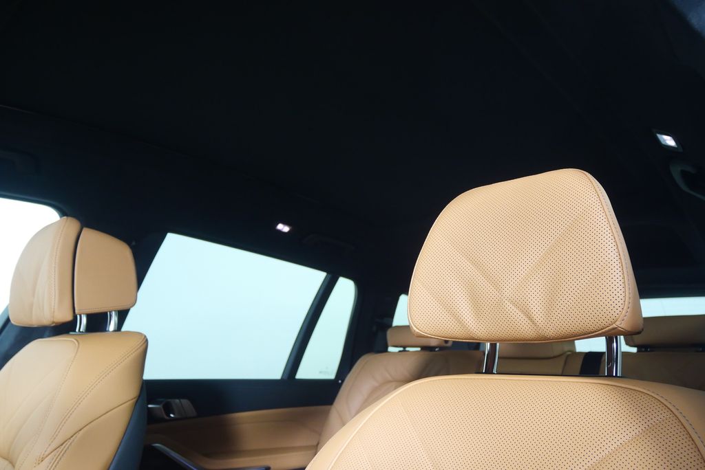 Thumbnail: 2026 BMW X7 - 12