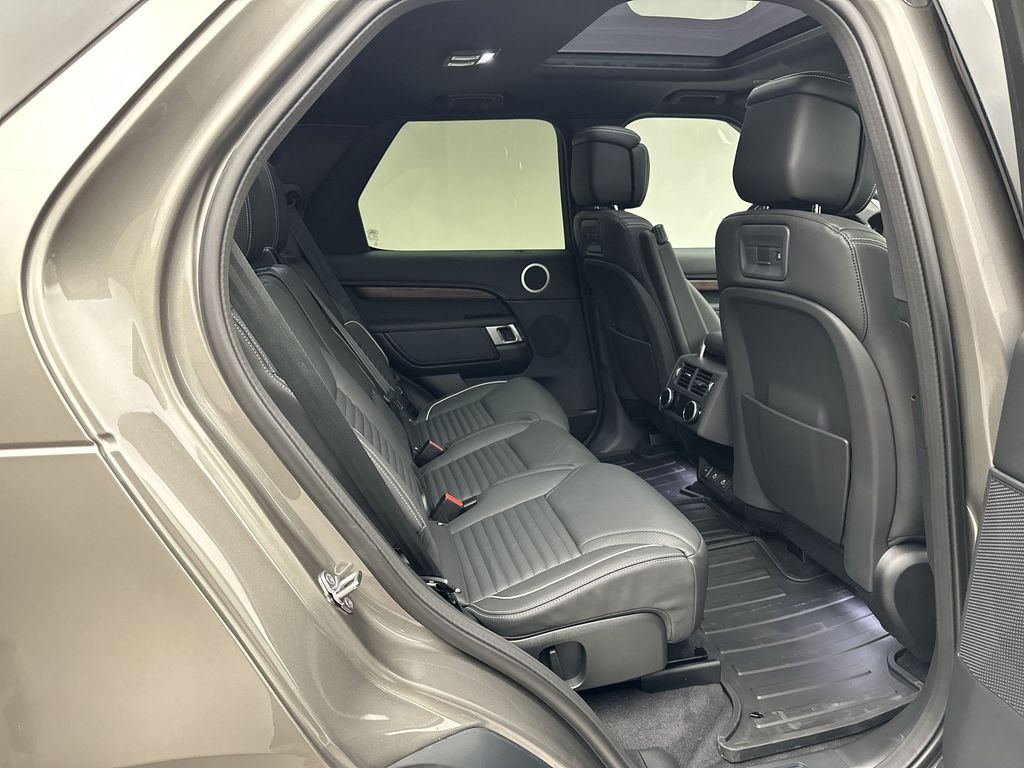 2024 Land Rover Discovery Dynamic SE 12
