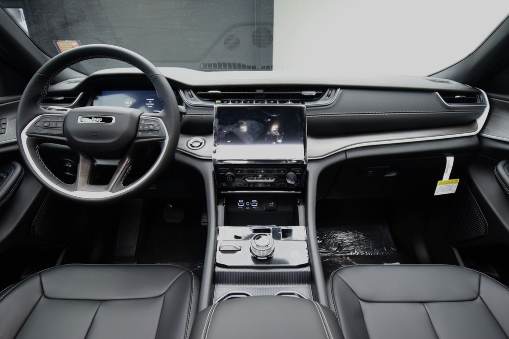 new 2025 Jeep Grand Cherokee car, priced at $50,186