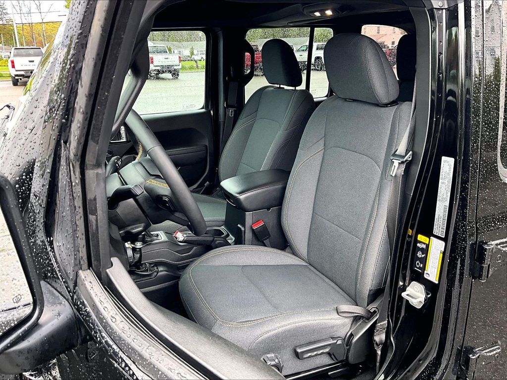2024 Jeep Wrangler — photo 10