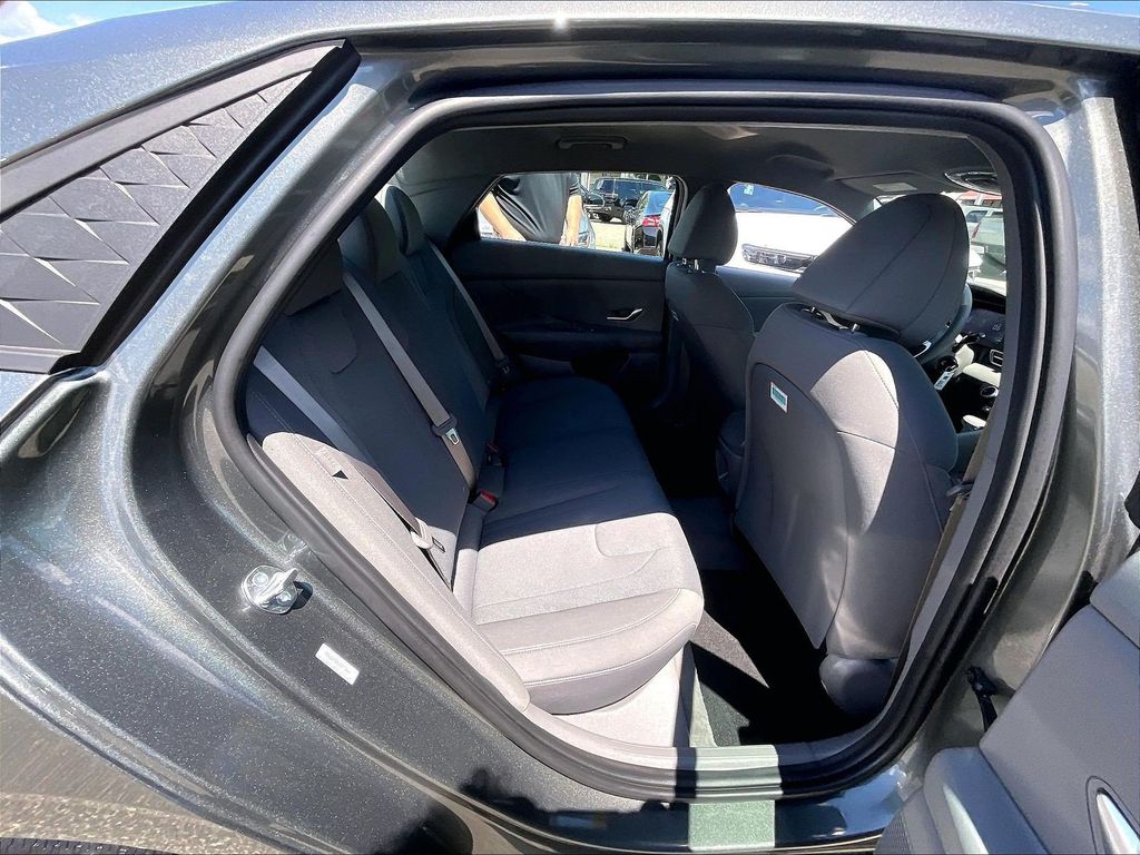 2025 Hyundai Elantra — photo 16