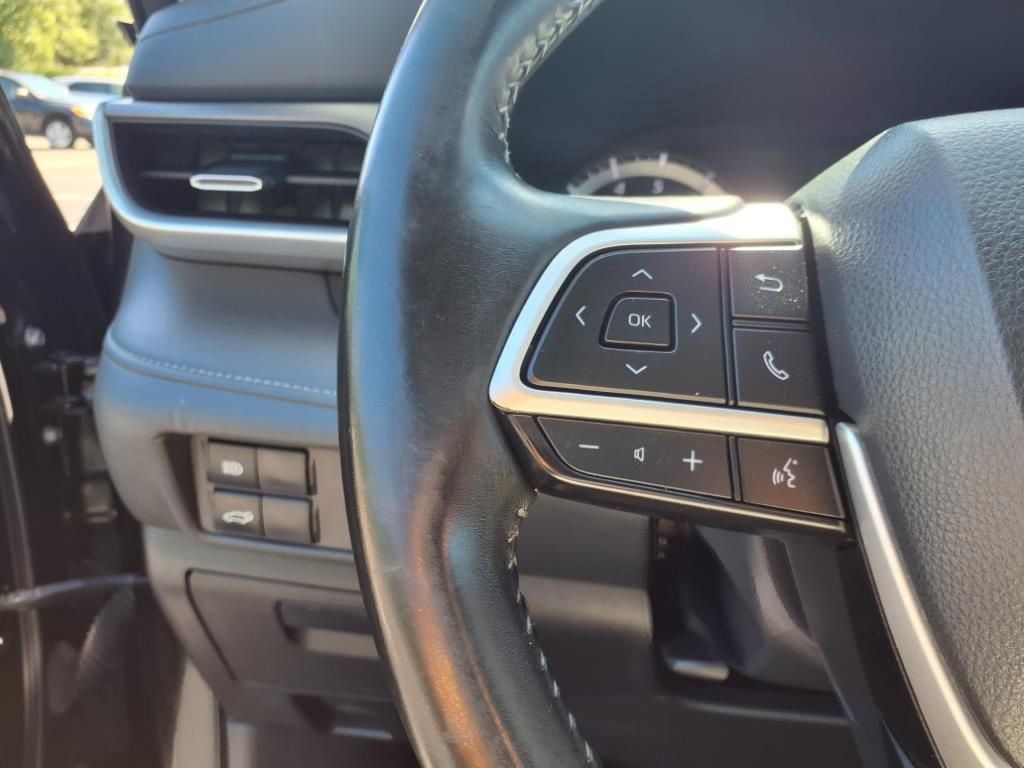 2022 Toyota Highlander LE photo 14