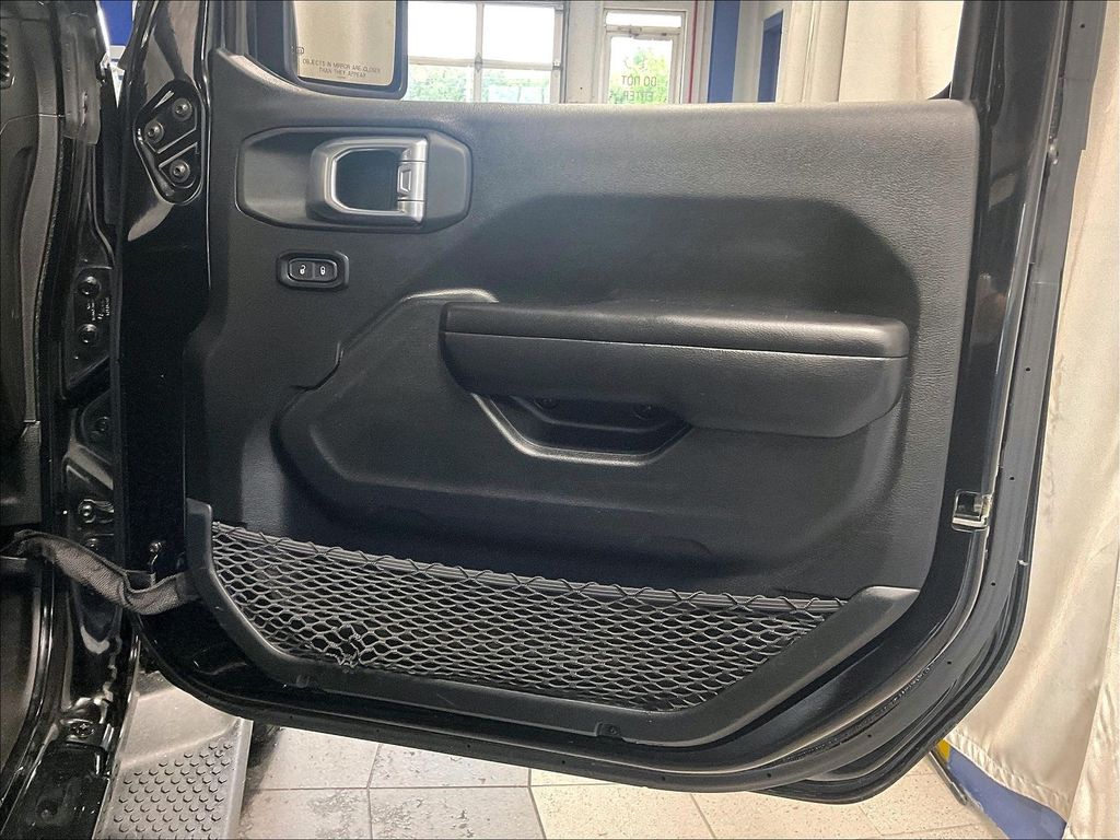 2021 Jeep Wrangler — photo 12