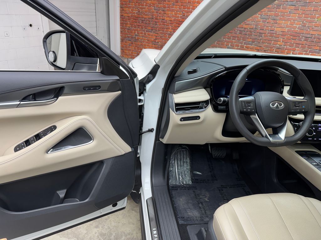 Used 2024 White INFINITI LUXE image 11