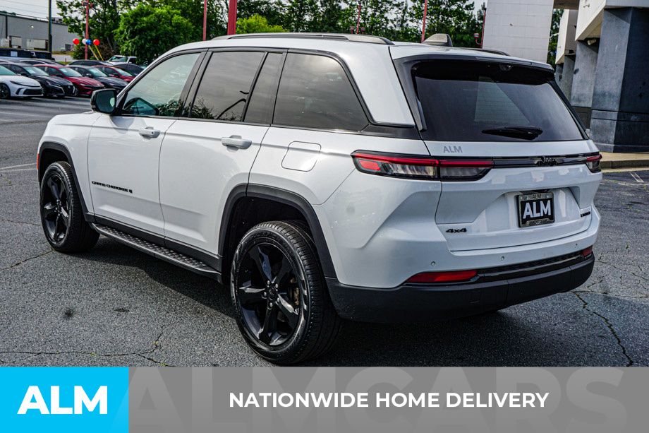 Used 2024 White/off-white Jeep Limited image 5