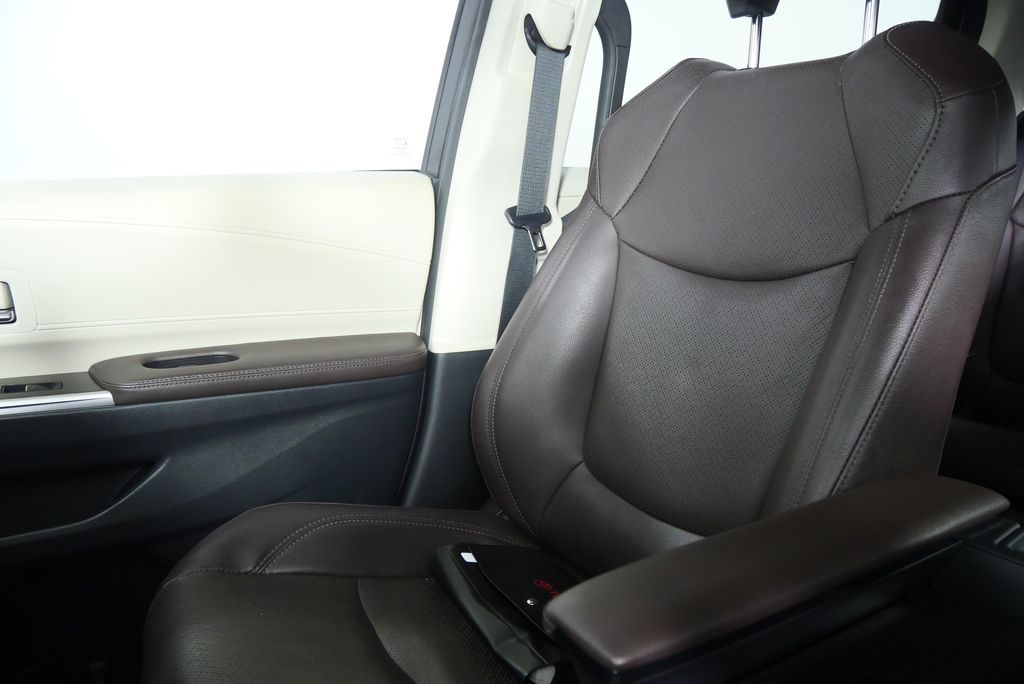 Thumbnail: 2022 Toyota Sienna - 29