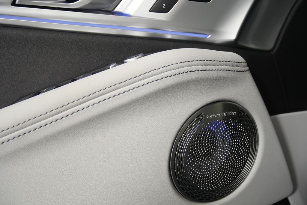 Thumbnail: 2026 BMW XM - 10