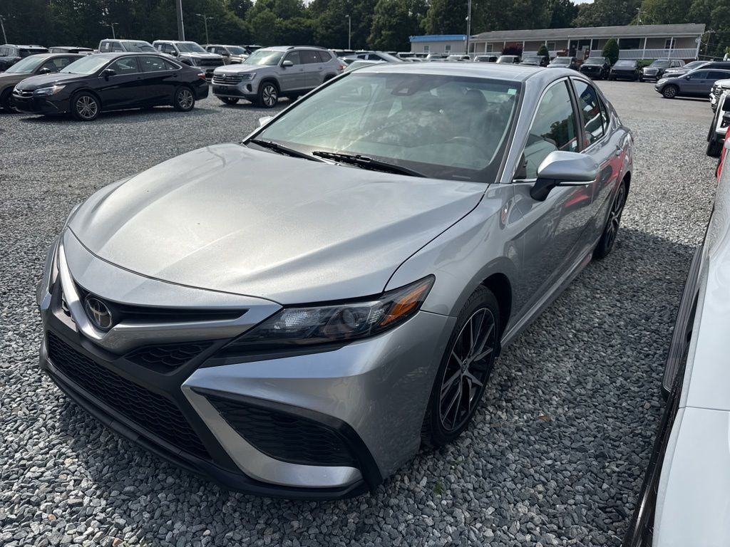 2022 Toyota Camry SE's photo