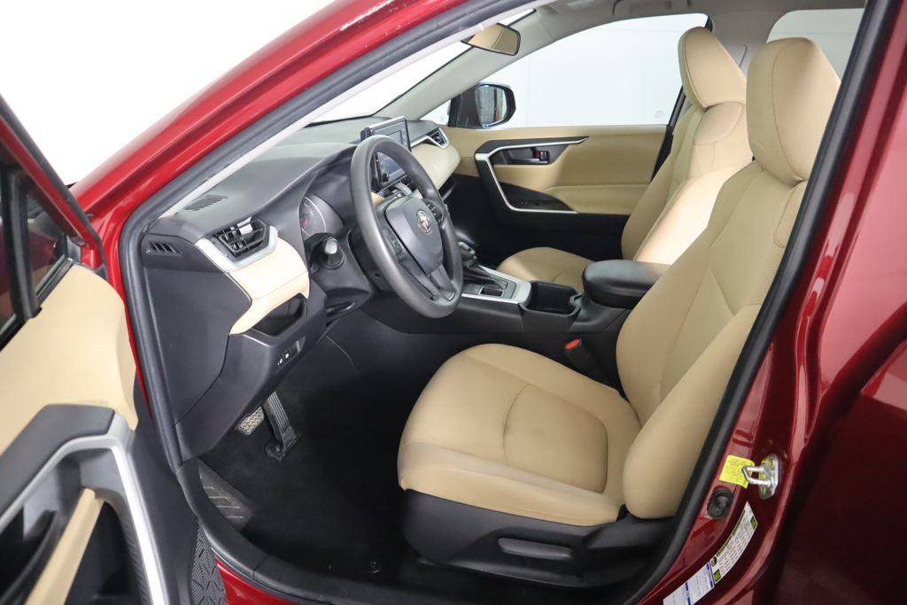 2022 Toyota RAV4 LE 19