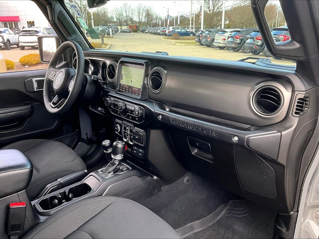2023 Jeep Wrangler — photo 14