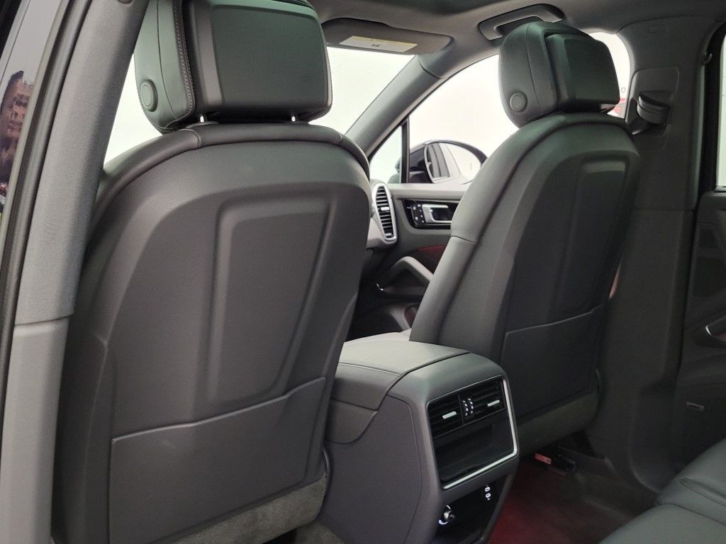 Thumbnail: 2022 Porsche Cayenne - 21