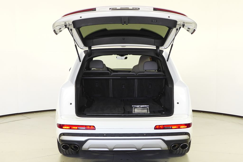 Thumbnail: 2022 Audi SQ7 - 10