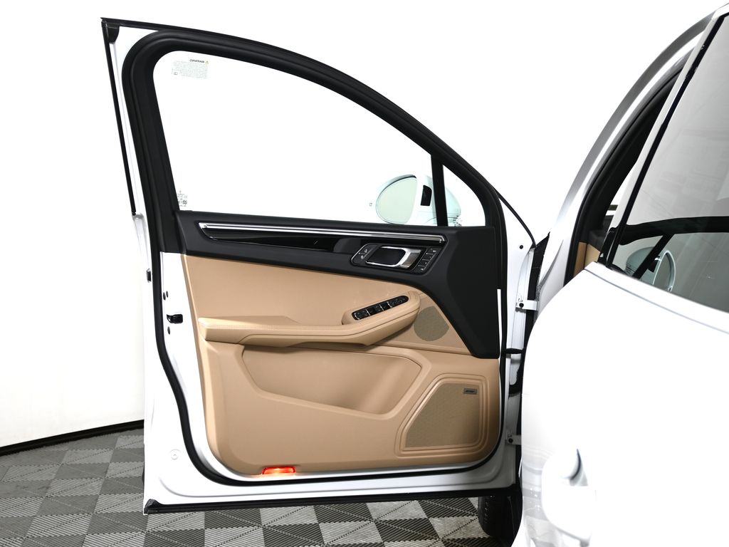 Thumbnail: 2026 Porsche Macan - 32