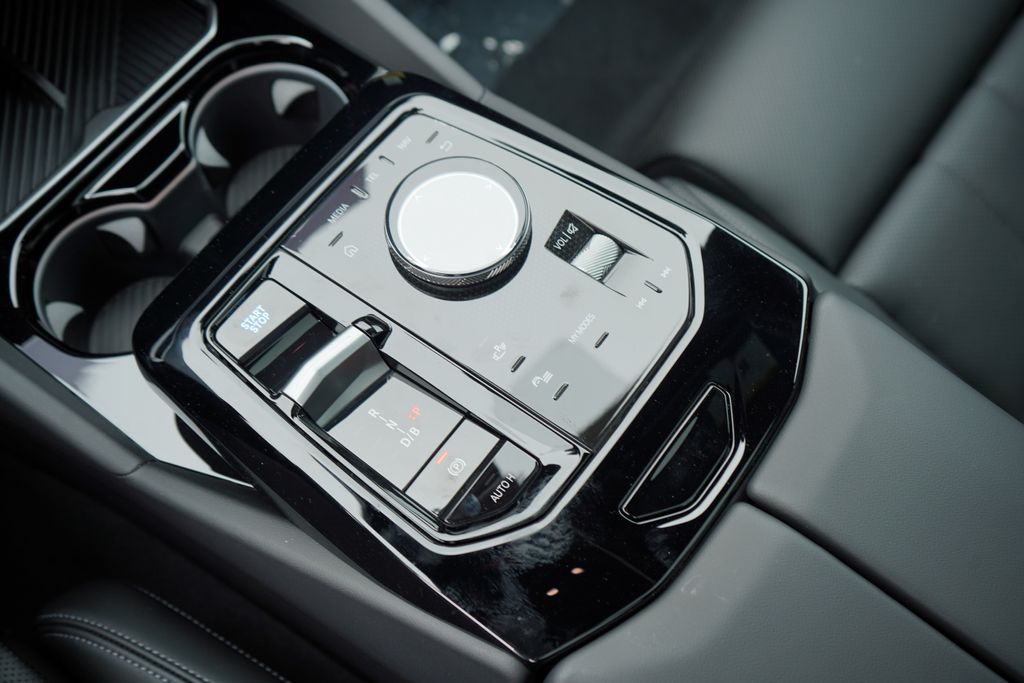 Thumbnail: 2026 BMW i5 - 19