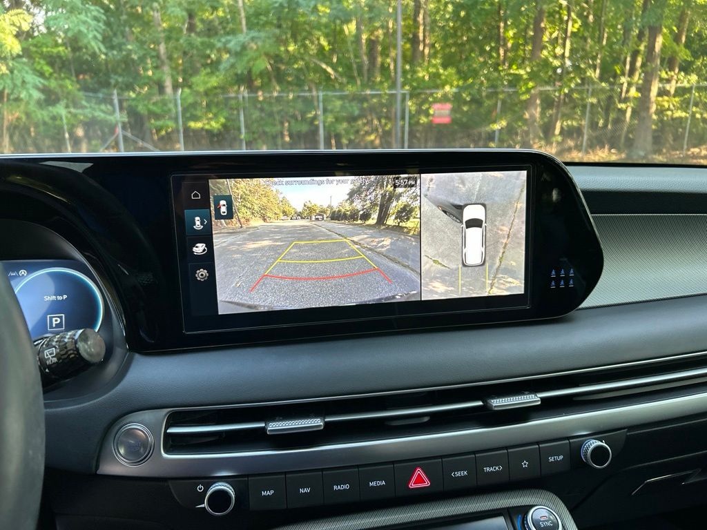 Used 2025 White Hyundai SEL Premium image 18