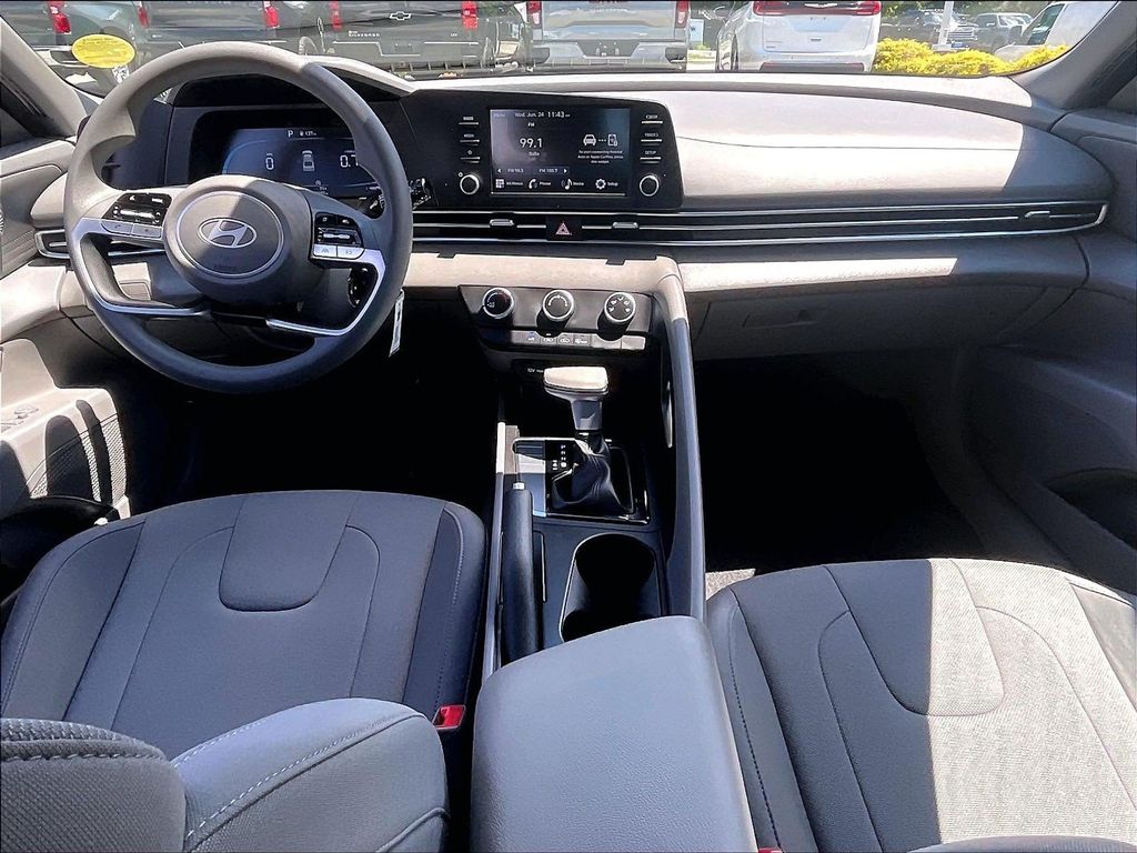 2025 Hyundai Elantra — photo 21