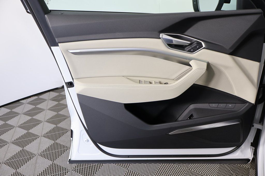 Thumbnail: 2023 Audi e-tron - 12