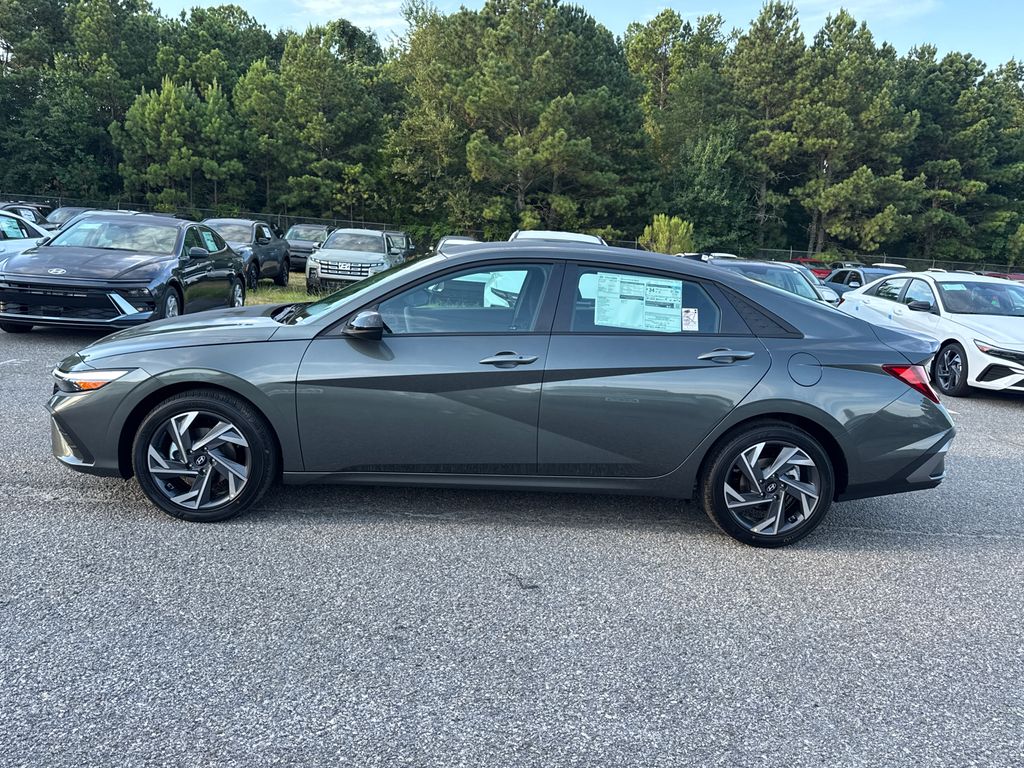 2025 Hyundai Elantra SEL Sport photo 2