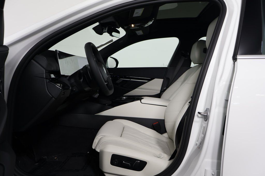 Thumbnail: 2026 BMW 5 Series - 5