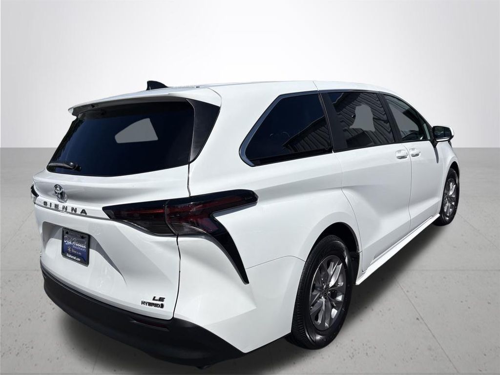 2023 Toyota Sienna LE