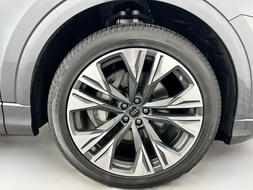 Thumbnail: 2026 Audi Q8 - 31