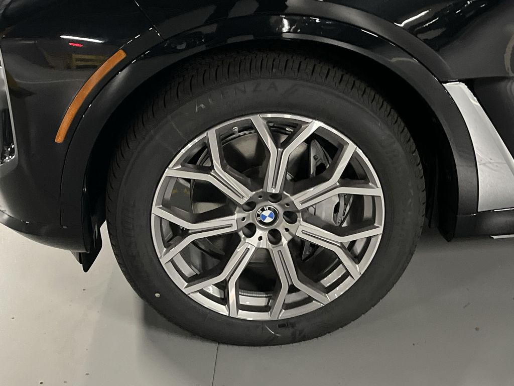 Thumbnail: 2026 BMW X7 - 10