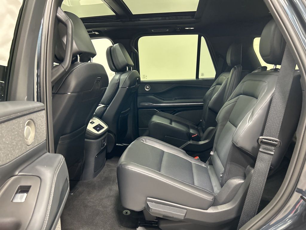new 2025 Lincoln Navigator car, priced at $100,022
