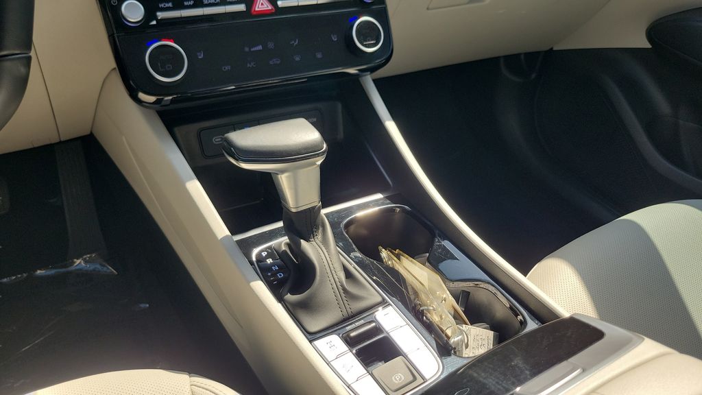 Certified Used 2025 White Hyundai SEL Convenience image 15